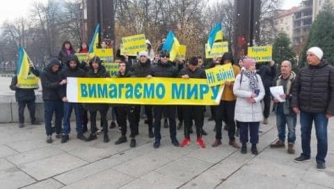 Signos de fatiga bélica a ambos lados del frente en Ucrania  . Publicado el 4 de enero de 2024, por Fredo Corvo Ukranians-demonstrating-against-the-war-in-sofia-bulgaria